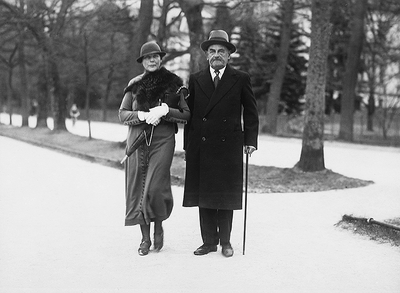 Emmy e Georg Groddeck a passeggio in un parco